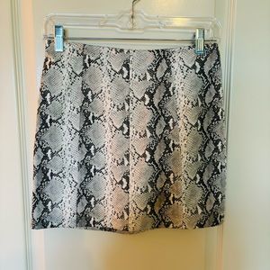 Vestique Faux Leather Snake Print Mini Skirt Size: S